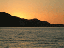 Das Bild zeigt einen Sonnenuntergang über dem Meer