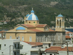 Dieses Bild zeigt die Hauptkirche von Kokkari von der Wasserseite fotografiert